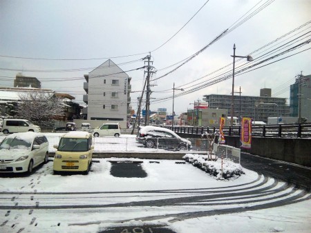 窓をのぞけば、そこには銀白の世界が・・・本日の熊本には雪が降りました