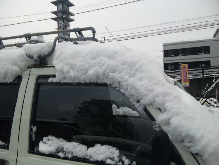 車の上にも、こんなに積もってます