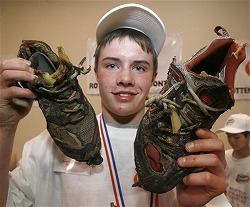 最も汚くて臭いスニーカーを持つ人に選ばれた15歳のベン・ラッセル君