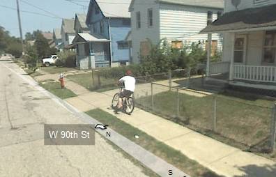 Googleストリートビューに転倒する自転車乗りの少年が