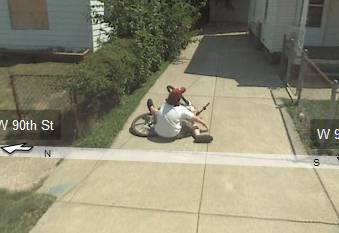 Googleストリートビューに転倒する自転車乗りの少年が2