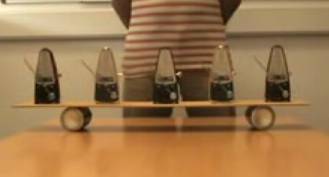 缶の上にのせると動きを合わせるメトロノームの動画