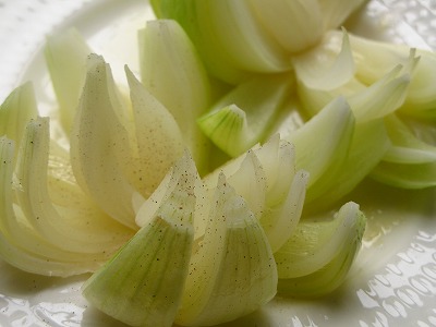 タマネギとバターで作る「玉ねぎのレンジ蒸し」